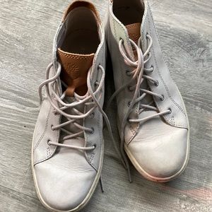 Mens lightly used timberland ankle boots. Light grey with brown